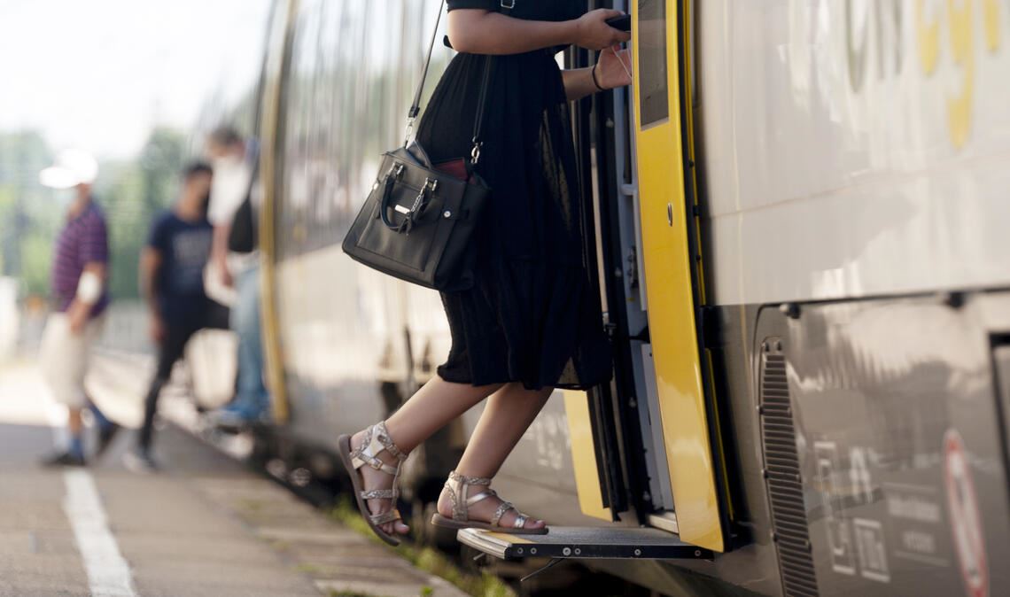 Das 49-Euro-Ticket ist nur online zu haben. Das ärgert einen älteren Fahrgast aus Sternenfels. Foto: Archiv