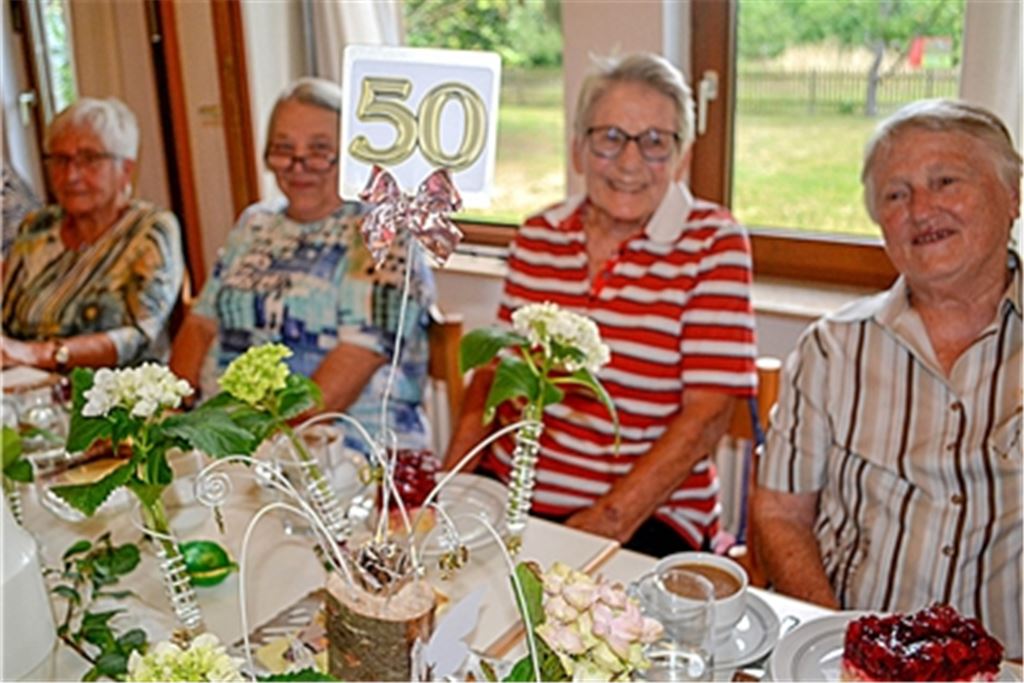 Das 50-jährige Bestehen des Altenclubs Dürrmenz wird fröhlich gefeiert. Fotos: Stahlfeld