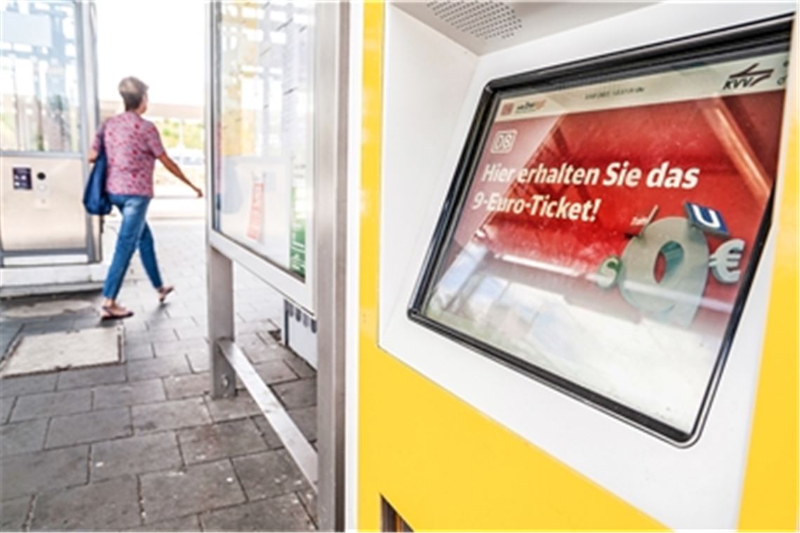 Das 9-Euro-Ticket, das im März von der Berliner Ampel-Koalition als Teil des Entlastungspakets wegen stark gestiegener Energiepreise beschlossen worden war und im Juni, Juli und August gültig war beziehungsweise ist, wurde seit dem Verkaufsstart im Mai 38 Millionen Mal verkauft. Das hat eine Auswertung des Verbandes Deutscher Verkehrsunternehmen (VDV) im letzten Aktionsmonat August ergeben. Hinzu kämen rund zehn Millionen Abonnentinnen und Abonnenten, die das vergünstigte Ticket automatisch erhalten. „Die aktuellen Zahlen bestätigen nach wie vor die Prognose von monatlich etwa 30 Millionen 9-Euro-Tickets“, erklärte VDV-Hauptgeschäftsführer Oliver Wolff laut Meldung der dpa. Foto: Archiv