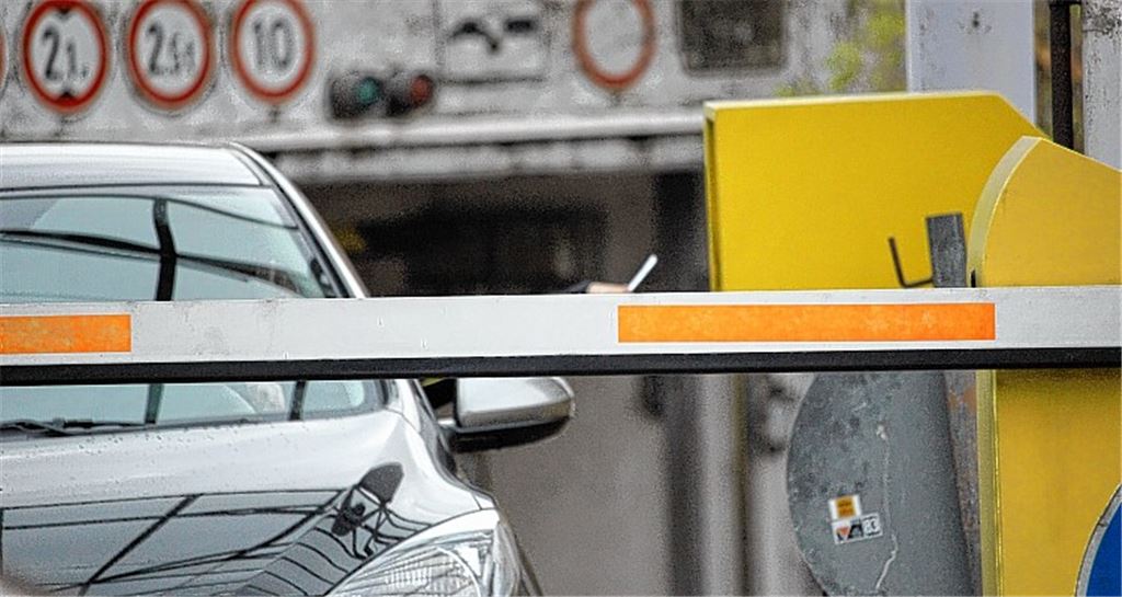 Das Abfertigungssystem der Tiefgarage wird erneuert. Die Schranken sollen weichen. Foto: Huber