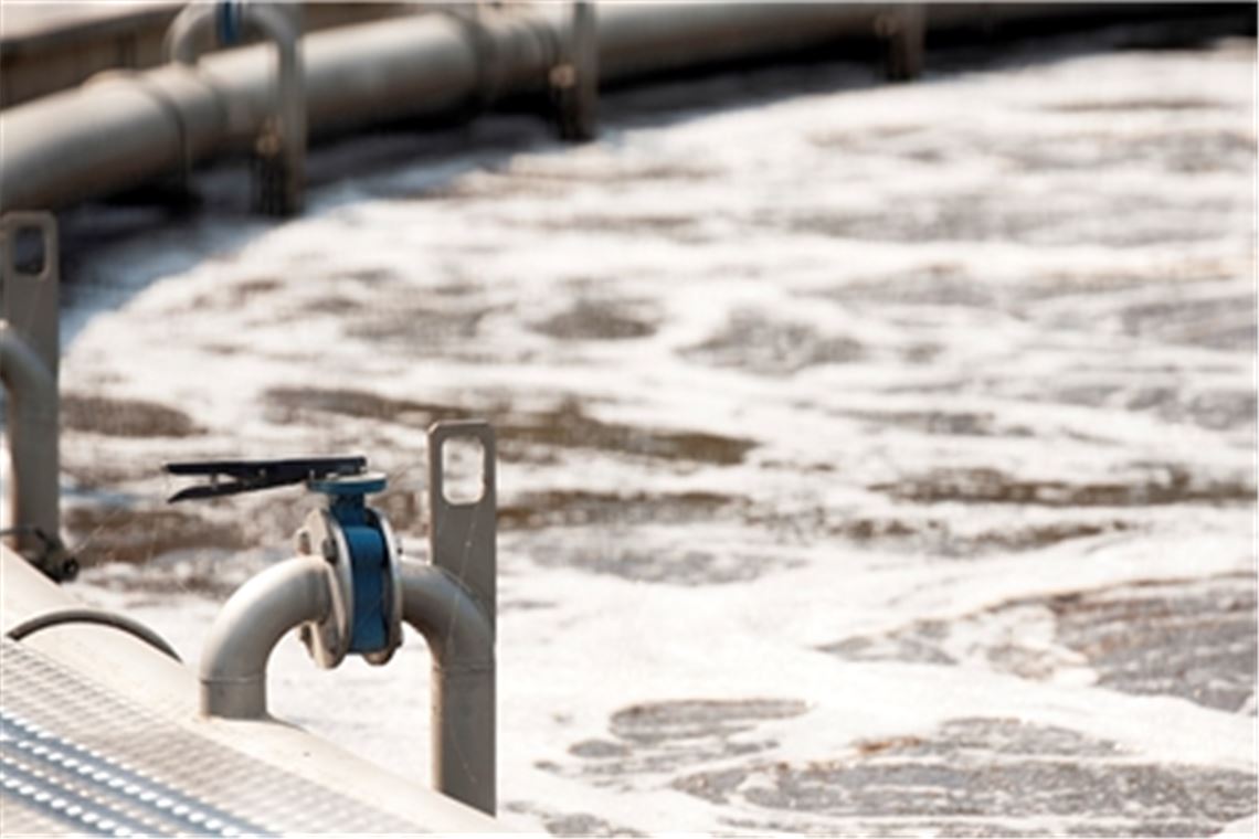 Enzkreis erwägt Einstieg in Frühwarnsystem Das Abwasser von Kläranlagen enthält vom Menschen ausgeschiedene Viren. Dies lässt Rückschlüsse auf die Verbreitung von Infektionskrankheiten wie Corona zu. Foto: Fotomoment