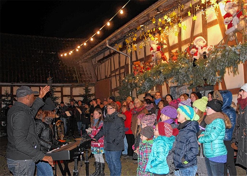 Das Adventssingen auf festlich geschmückten Iptinger Kelterplatz hat eine lange Tradition. Vor 30 Jahren fand es zum ersten Mal statt. Foto: Kuneck