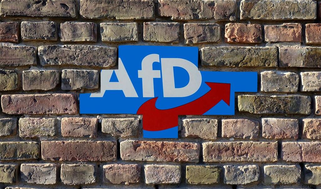 Das AfD-Logo hinter einer durchbrochenen Brandmauer (Fotomontage).