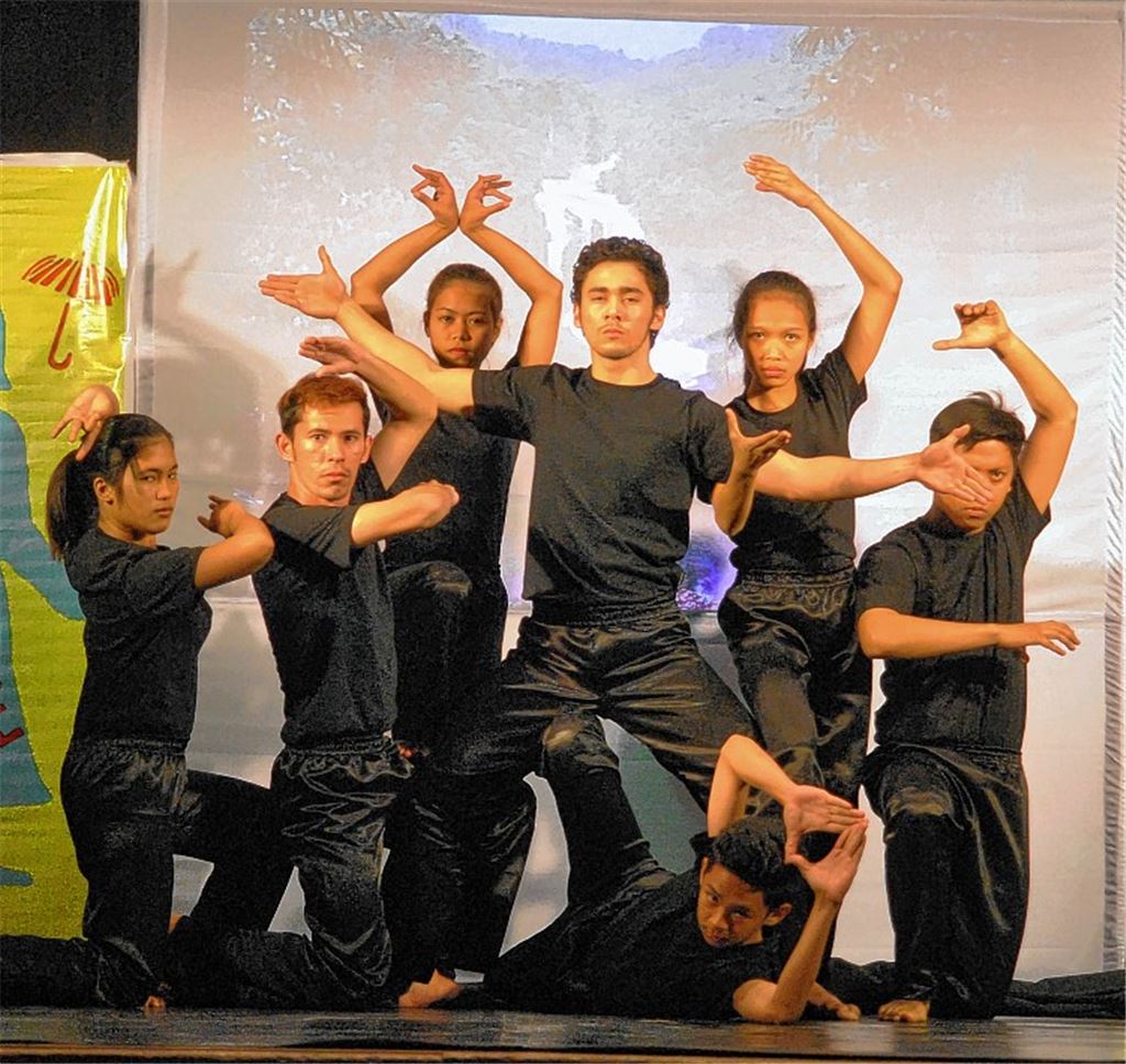 Das Akbay-Preda Jugendtheater von den Philippinen beim Auftritt im Uhlandbau. 