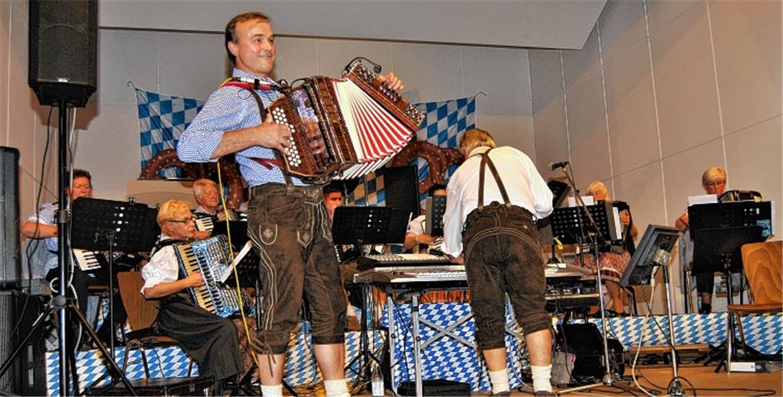 Akkordeon-Orchester sorgt für Festzelt-Flair