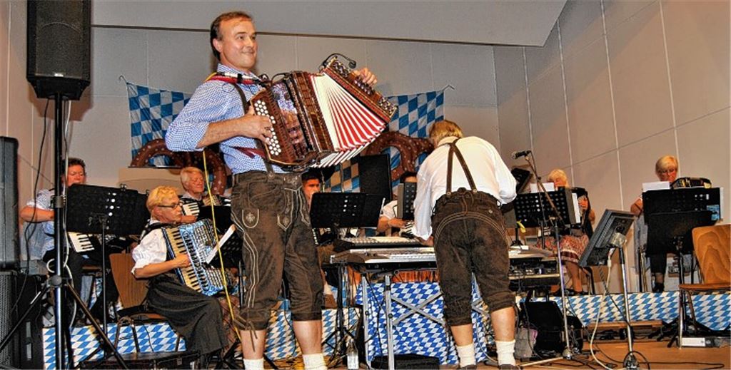 Akkordeon-Orchester sorgt für Festzelt-Flair