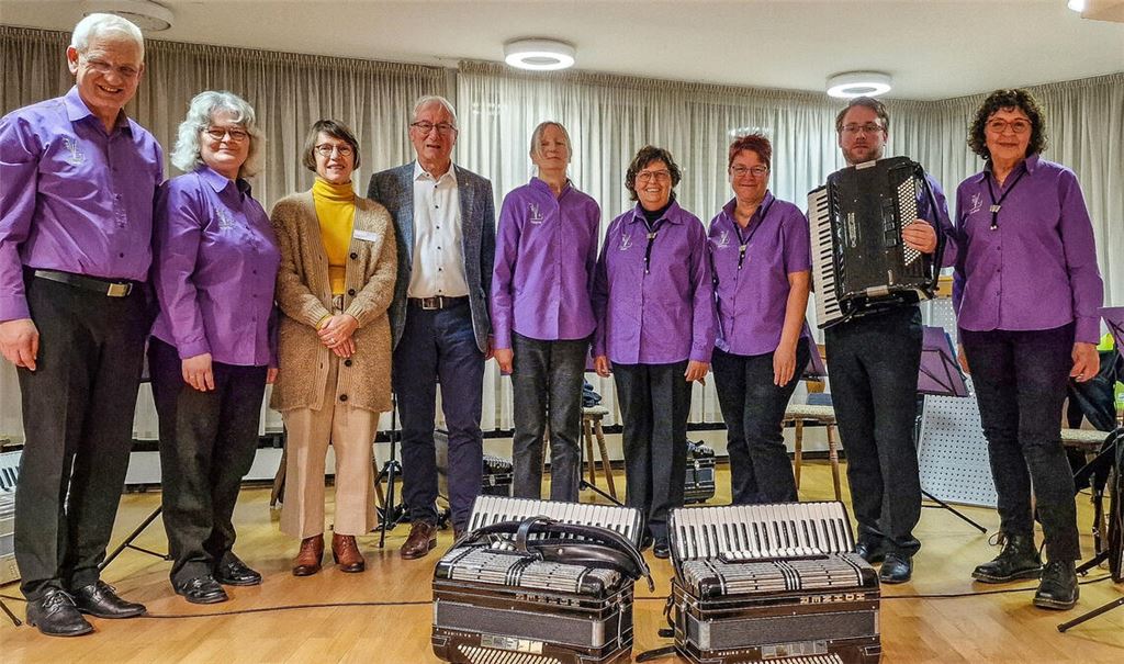 Das Akkordeonensemble Dieter Wenzel mit Monika Tassotti und Fritz Schäfer vom Förderverein des Kinderzentrums. Foto: privat