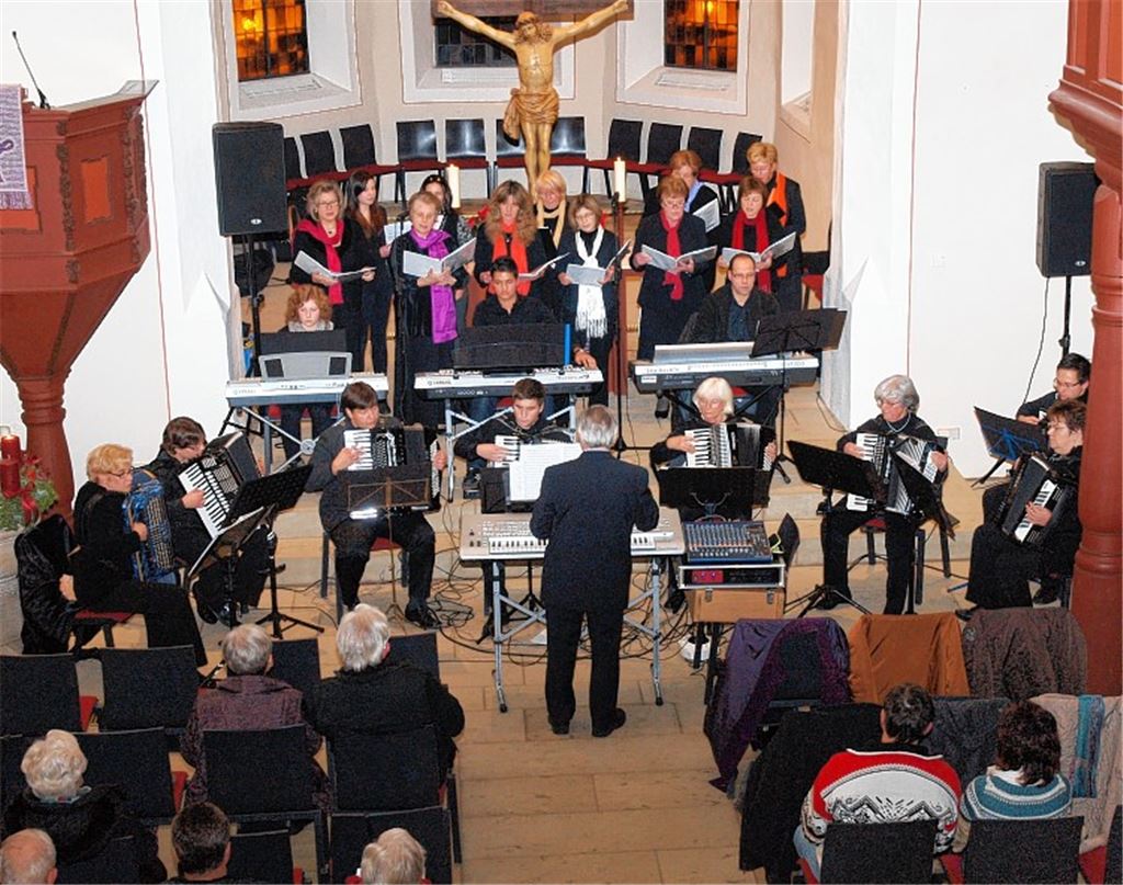 Das Akkordeonorchester und das Chörle vom Verein Kunst und Kultur Freudenstein präsentieren in der Knittlinger Leonhardskirche ein Konzert mit weihnachtlichen Klängen.