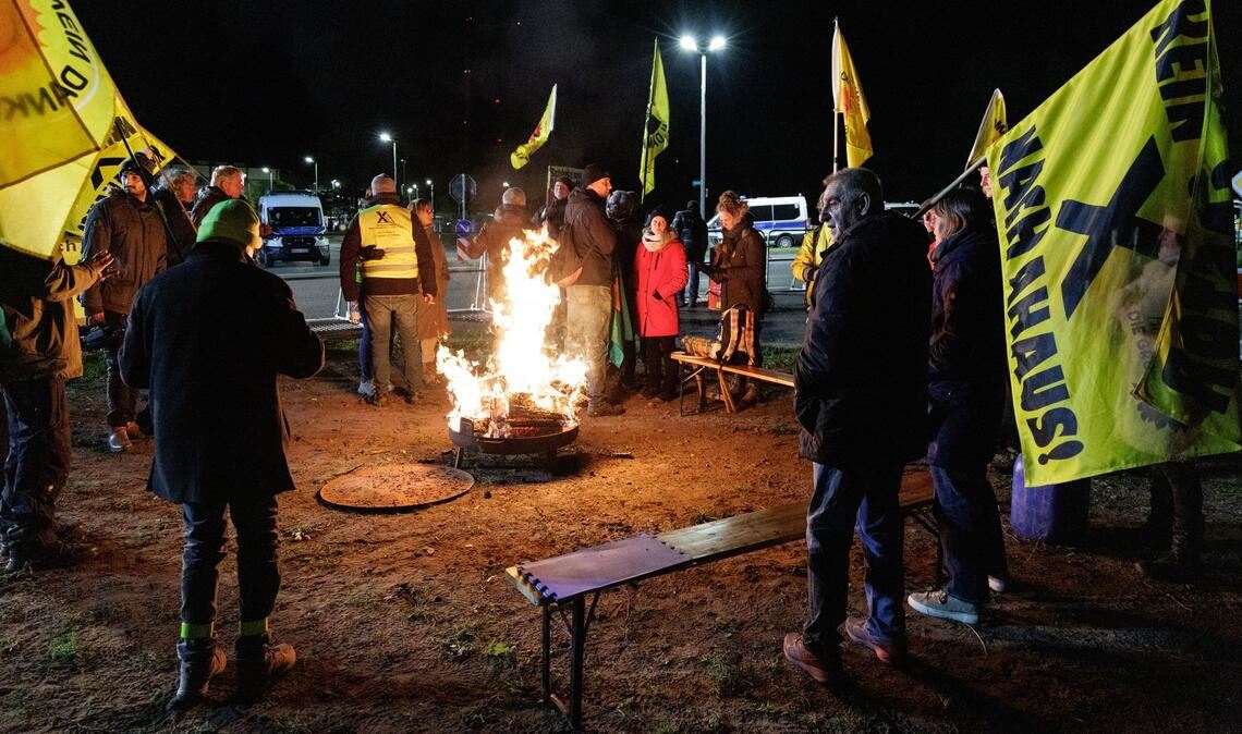 Das Aktionsbündnis "Kein Atommüll in Ahaus" hält vor dem Zwischenlager Ahaus eine Mahnwache ab.