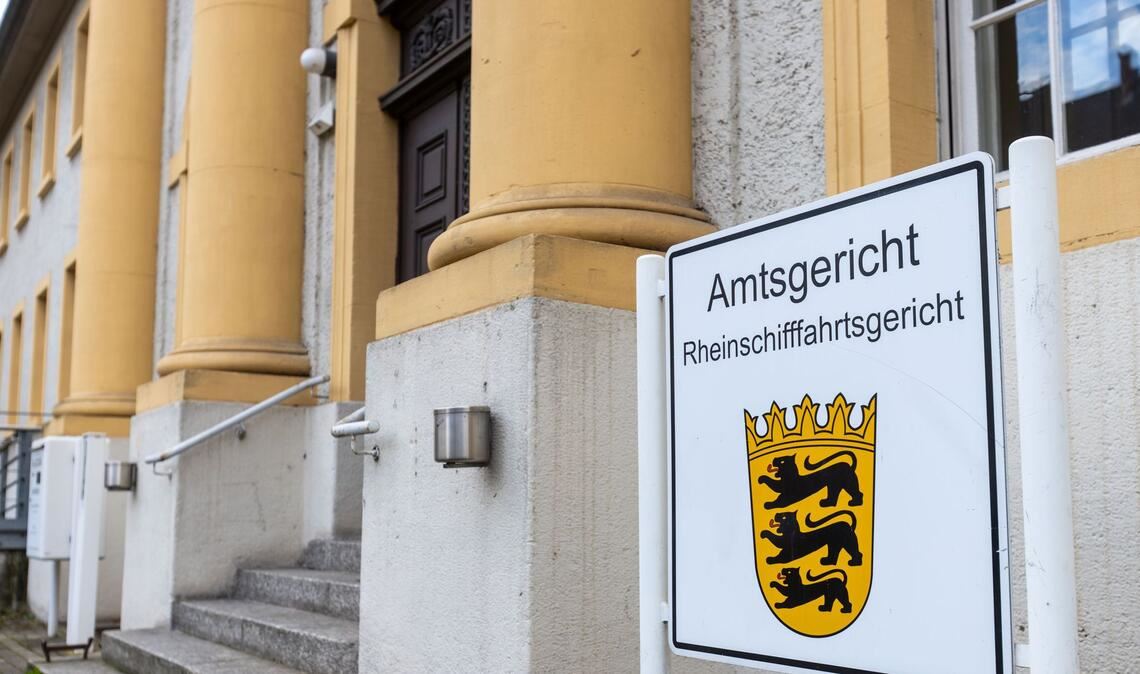 Das Amtsgericht Kehl als Rheinschifffahrtsgericht entschied, dass die Steuerfrau und die Eignerfirma 1,7 Millionen Euro Schadenersatz zahlen müssen.