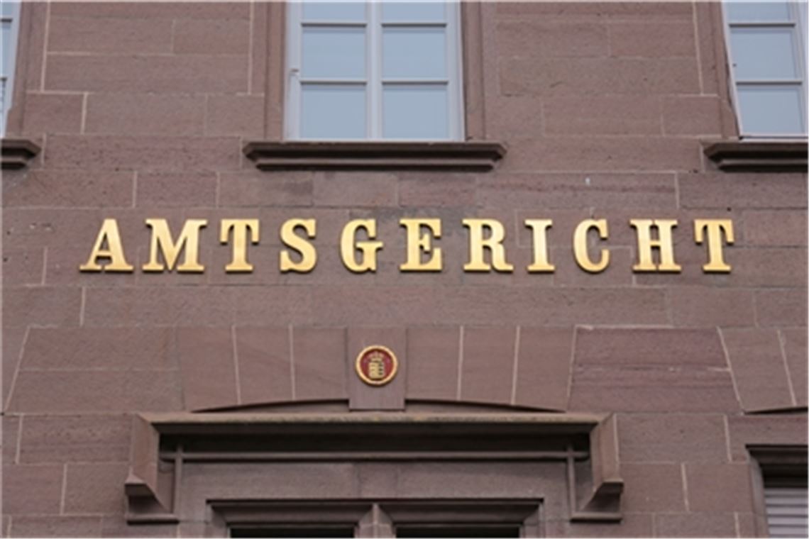 Das Amtsgericht Maulbronn verhandelt den Fall einer Mutter, die über Jahre hinweg ihre Kleiderbestellungen nicht bezahlt hat. Die Mutter argumentiert, sie habe ihre Kinder vor Mobbing schützen wollen. Archivfoto: Disselhoff