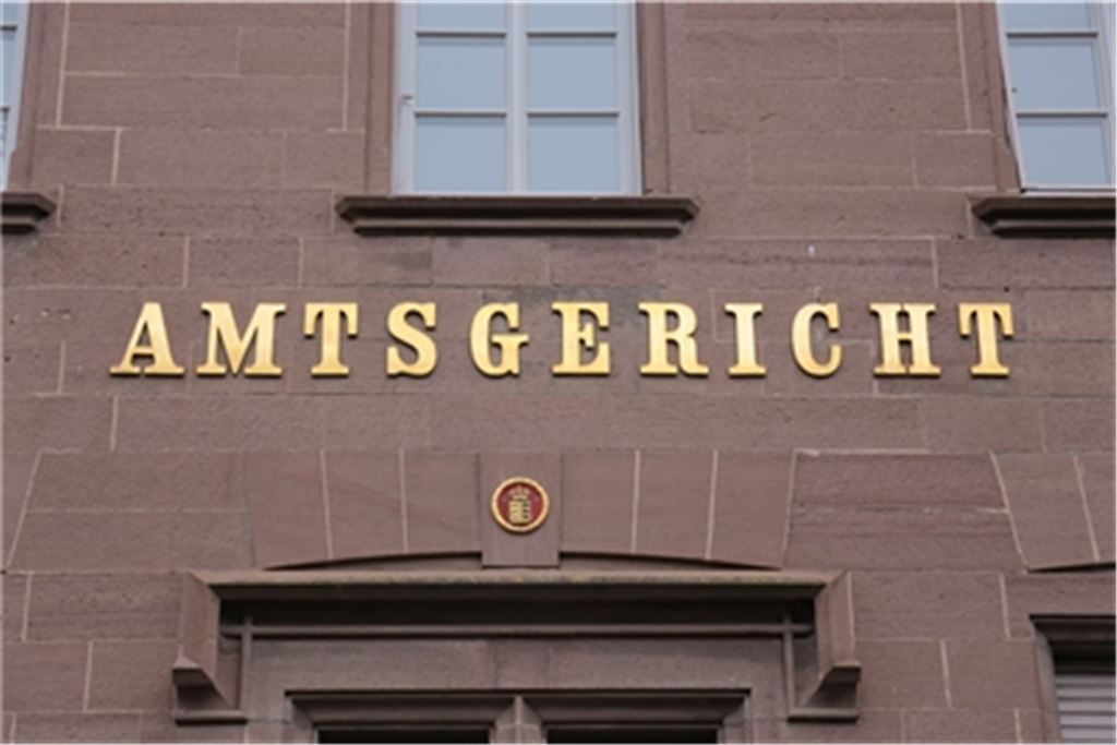 Das Amtsgericht Maulbronn verhandelt den Fall einer Mutter, die über Jahre hinweg ihre Kleiderbestellungen nicht bezahlt hat. Die Mutter argumentiert, sie habe ihre Kinder vor Mobbing schützen wollen. Archivfoto: Disselhoff