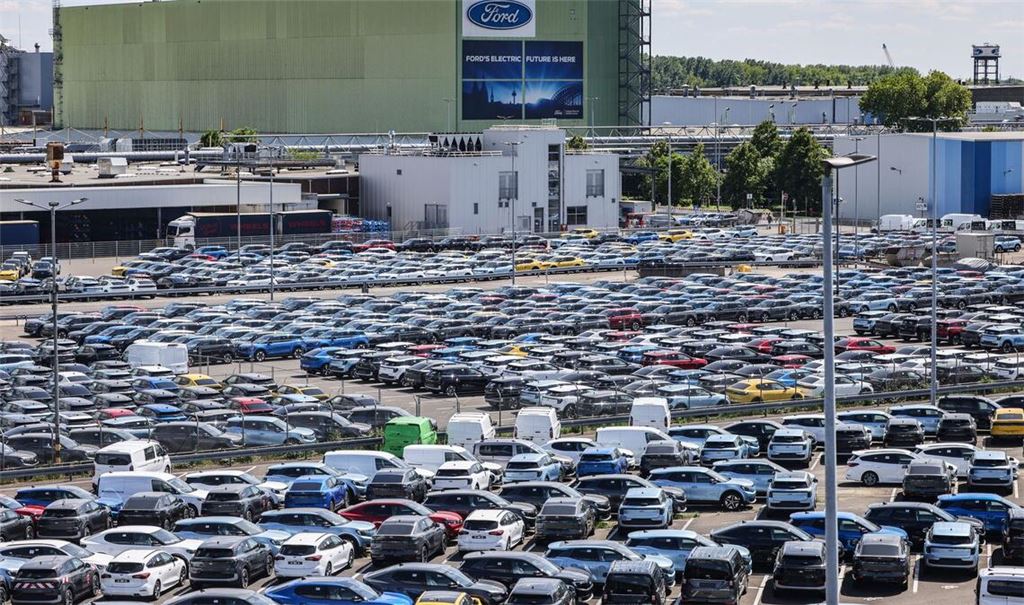 Das Angebot an Ford-Neuwagen auf dem Gelände des Kölner Werks ist groß, die Nachfrage aber hat noch Luft nach oben.