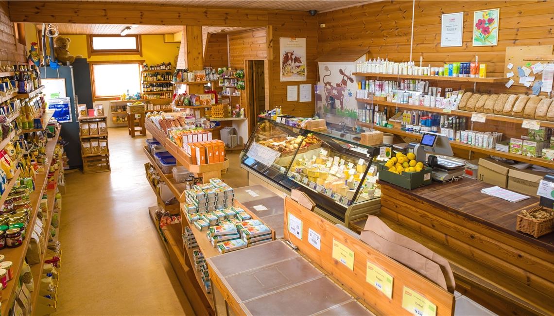 Gesunde Kost direkt vom Hof liegt im Trend Das Angebot im Hofladen des Baumbachhofs umfasst viele selbst erzeugte Lebensmittel wie etwa Eier, Kartoffeln, Fleisch, Wurst und Käse sowie Holzofenbrot. Fotos: Friopics