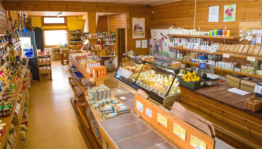 Das Angebot im Hofladen des Baumbachhofs umfasst viele selbst erzeugte Lebensmittel wie etwa Eier, Kartoffeln, Fleisch, Wurst und Käse sowie Holzofenbrot. Fotos: Friopics