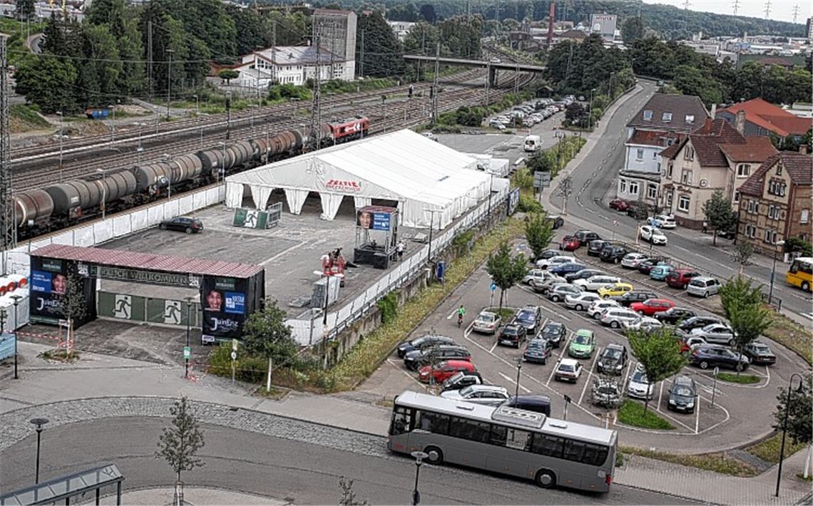 Das Areal Lienzinger Tor bietet viele Plätze für ein kostenloses Parken und Platz für Veranstaltungen wie das „Fest20zehn“ heute Abend. In Zukunft könnte dies anders werden.Foto: Deeg
