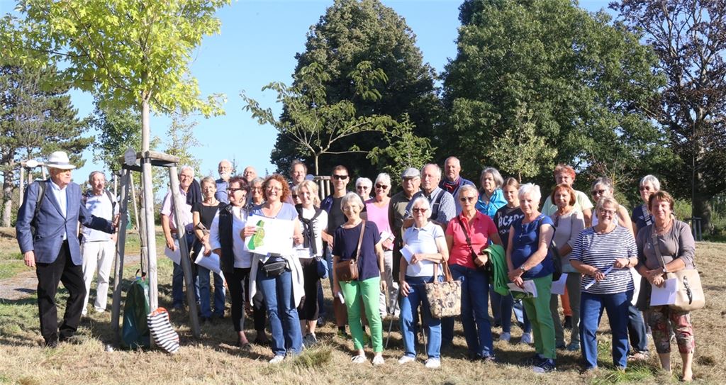 Das Areal oberhalb der Burgruine Löffelstelz wird dank des Engagements der Bürgerstiftung aufgewertet. Rund 30 Teilnehmer an einer ersten Führung machen sich ein Bild.Fotos: Deeg