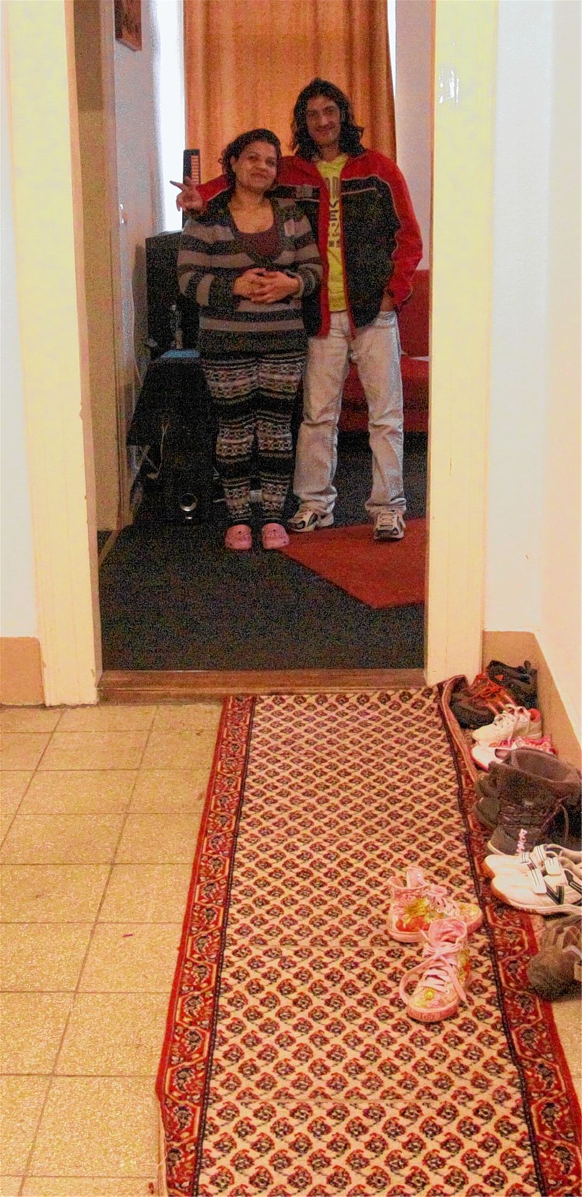 Das Asylbewerber-Ehepaar Huseinov aus Mazedonien ist mit seinen vier Kindern in einer Wohnung beim Mühlacker Bahnhof untergekommen. Foto: Sadler