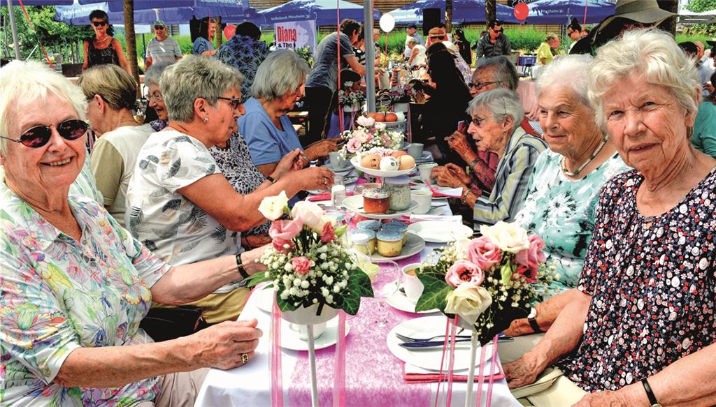 Das Auge isst mit: Die Frühstückstische – hier einer von den Ehrenamtlichen der „Hello Nächstenhilfe“ aus Lomersheim – sind prächtig gedeckt.Fotos: Stahlfeld