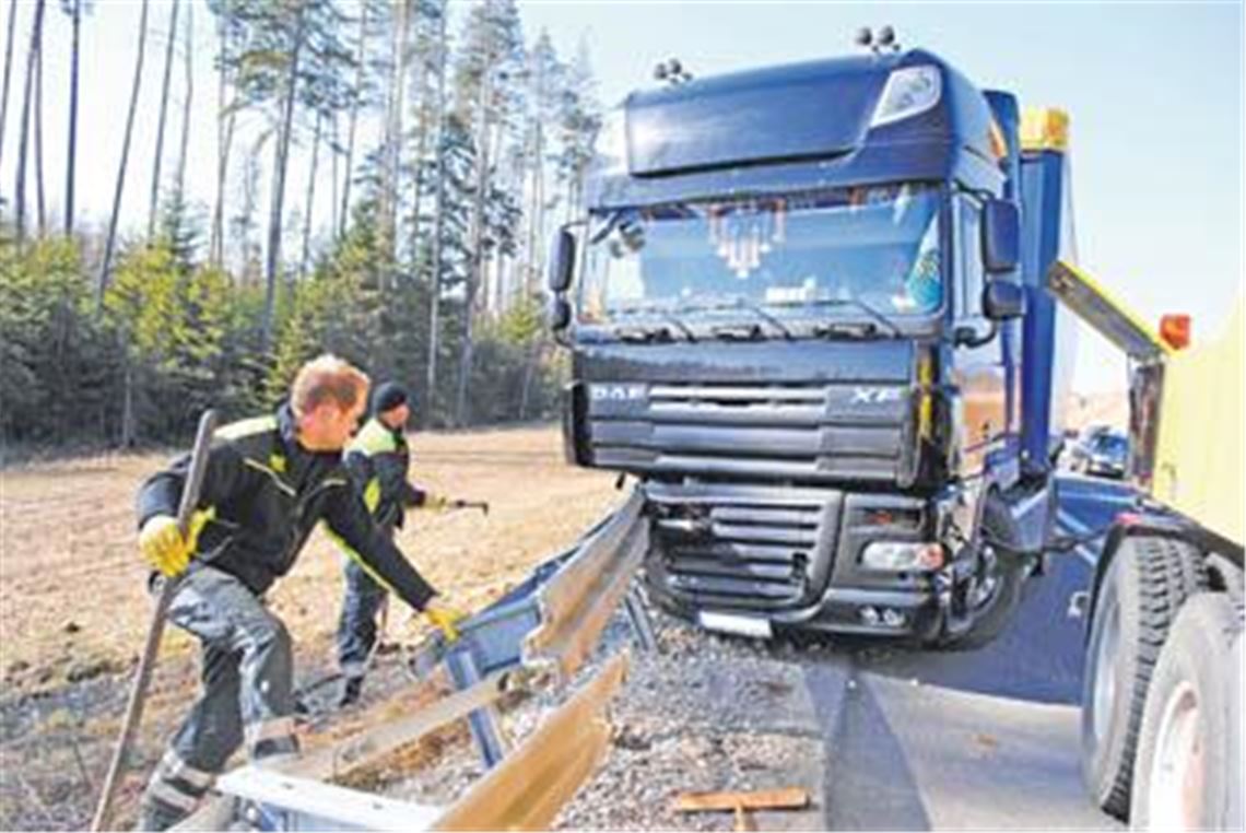 Das Ausweichmanöver eines Lastwagens endet in den Leitplanken. Foto: Myroshnichenko