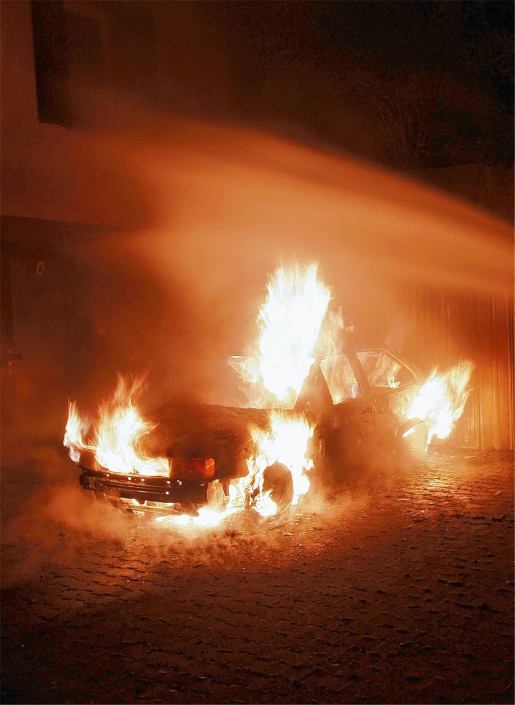 Das Auto brennt lichterloh.