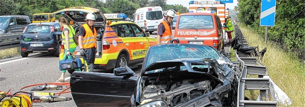 Das Auto der Geisterfahrerin wurde bei dem Zusammenstoß kräftig demoliert. Die Frau erlitt schwerste Verletzungen. Archivfoto: Fix