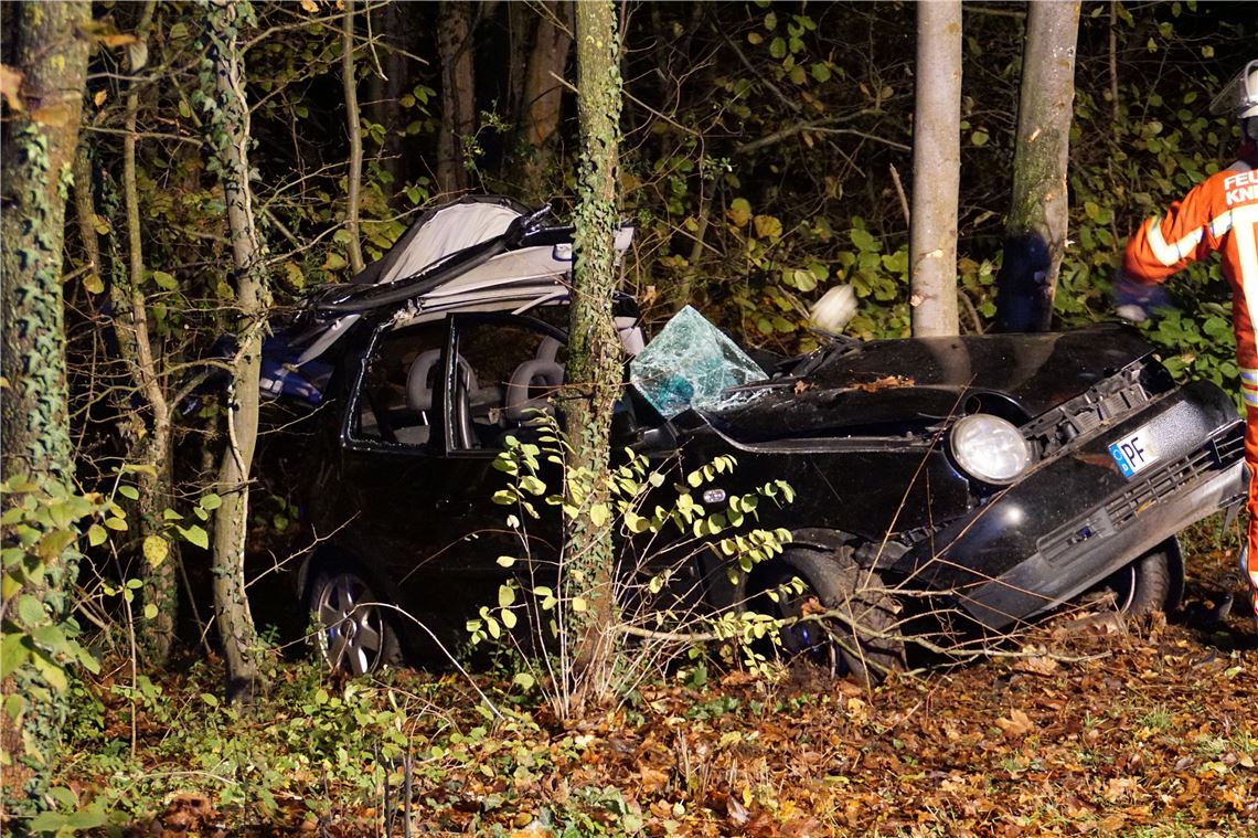 Knittlingen: schwerer Verkehrsunfall auf der B35 - 1 Personen eingeklemmt und schwer Verletzt