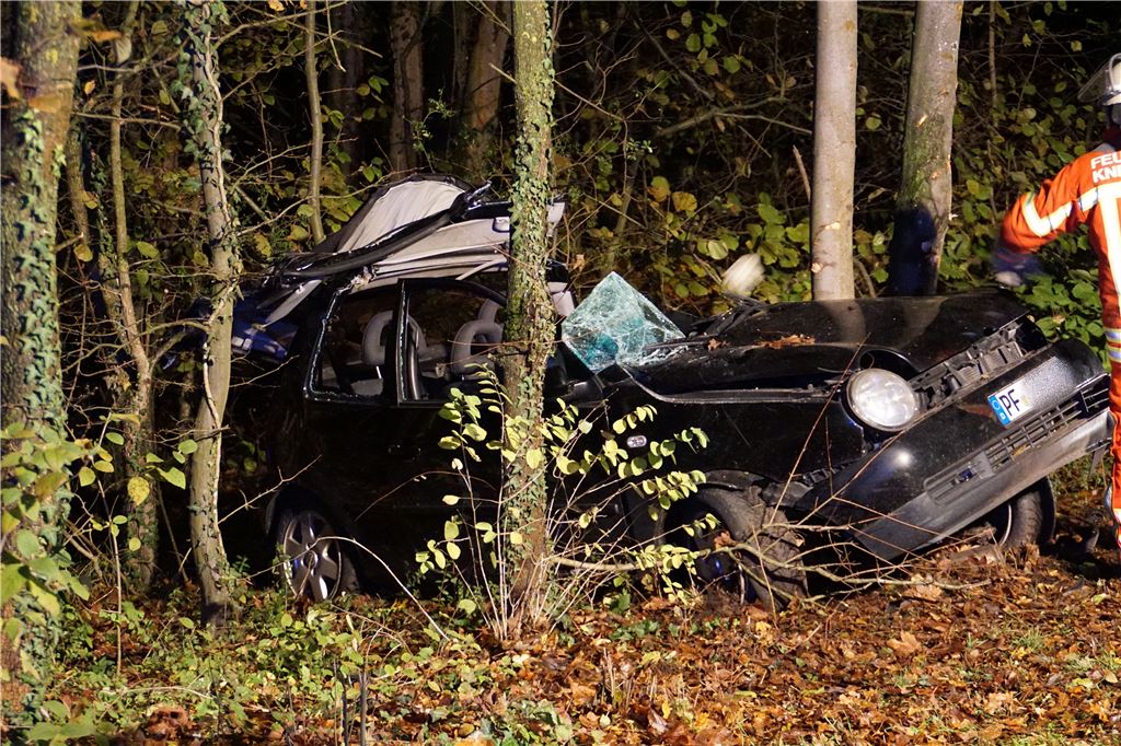 Knittlingen: schwerer Verkehrsunfall auf der B35 - 1 Personen eingeklemmt und schwer Verletzt