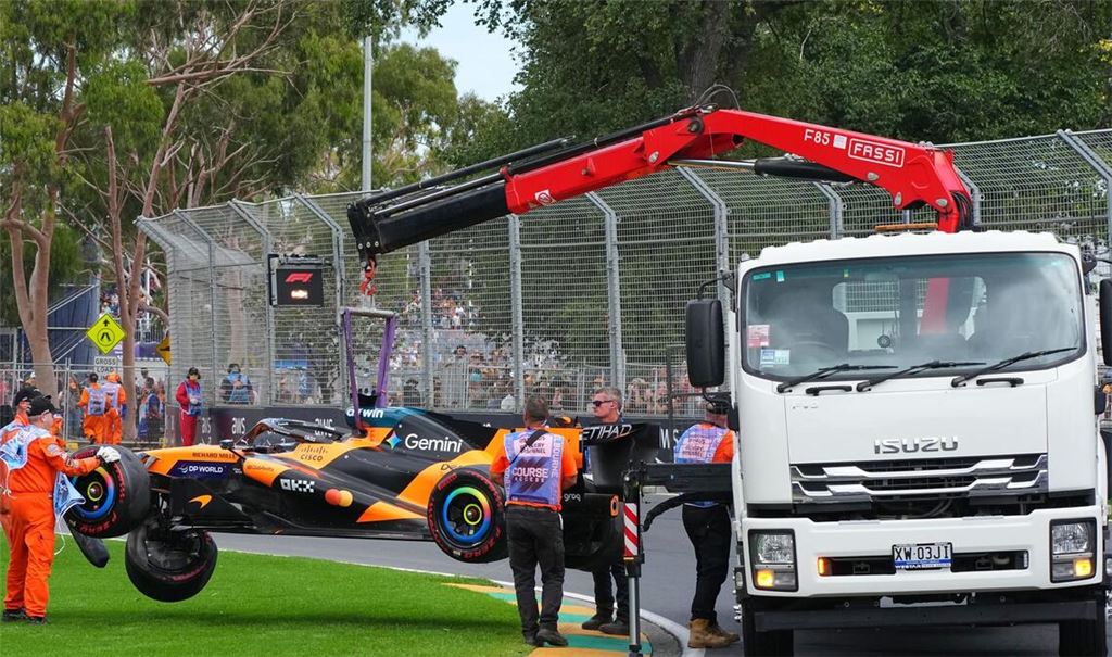 Das Auto des australischen McLaren-Piloten Oscar Piastri wird von der Strecke geholt.