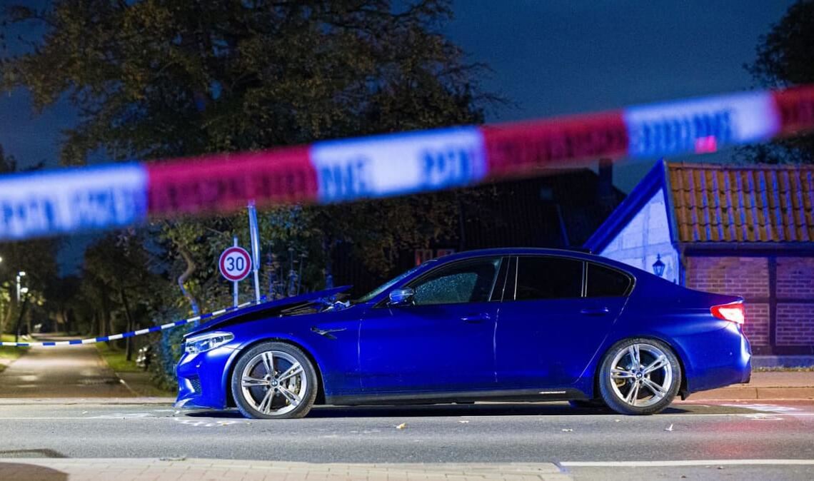 Das Auto fuhr bei Hannover in eine Menschenmenge, mehrere Verletzte mussten ins Krankenhaus.