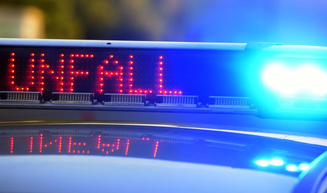 Das Auto fuhr laut Polizei durch ein Schaufenster, durch den Verkaufsraum und in ein gegenüberliegendes Fenster (Symbolbild).