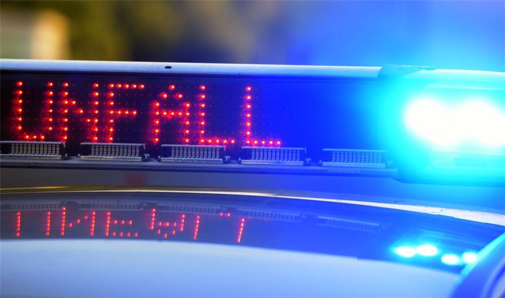 Das Auto fuhr laut Polizei durch ein Schaufenster, durch den Verkaufsraum und in ein gegenüberliegendes Fenster (Symbolbild).