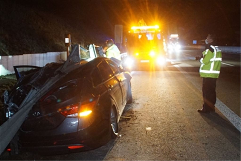 Das Auto ist unter der Schutzplanke eingeklemmt. Der Fahrer kann sich selbst aus seinem Wagen befreien und wird vorsorglich zur Untersuchung in eine Klinik gebracht. Foto: sdmg