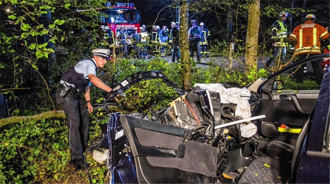 Das Auto prallt so stark gegen einen Baum, dass der Motorblock aus dem Fahrzeug gerissen wird.