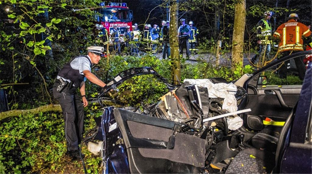 Das Auto prallt so stark gegen einen Baum, dass der Motorblock aus dem Fahrzeug gerissen wird.