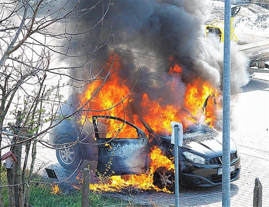 Auto brennt komplett aus