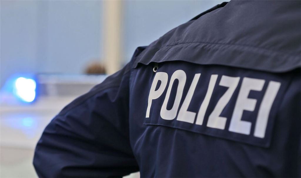 Das Auto wurde aufwendig geborgen und mittels einer Winde auf den Feldweg gezogen (Symbolbild).