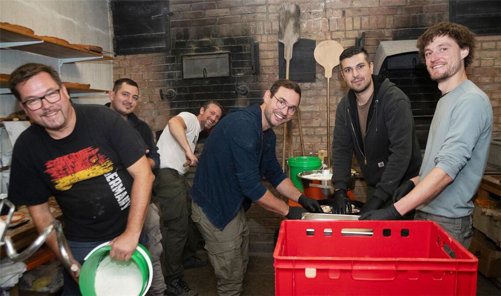 Das Backhausteam des Schwäbischen Kulturvereins Zaisersweiher hat beim Fest am Sonntag alles im Griff. Foto: Fotomoment