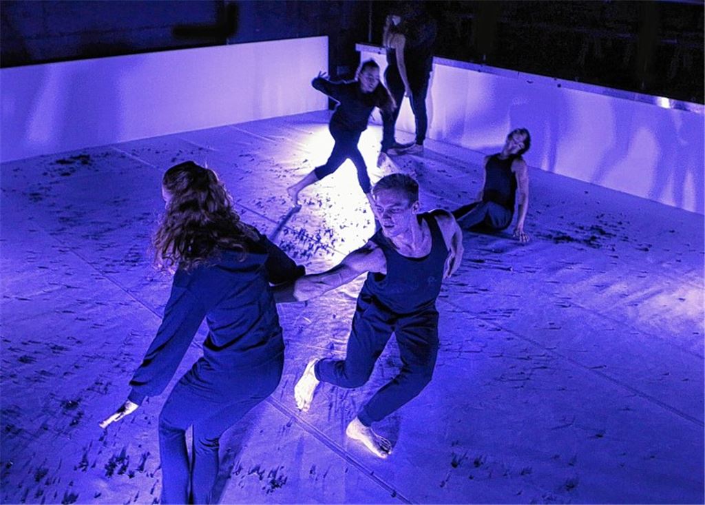 Moderne Tanzschöpfung im Bassin