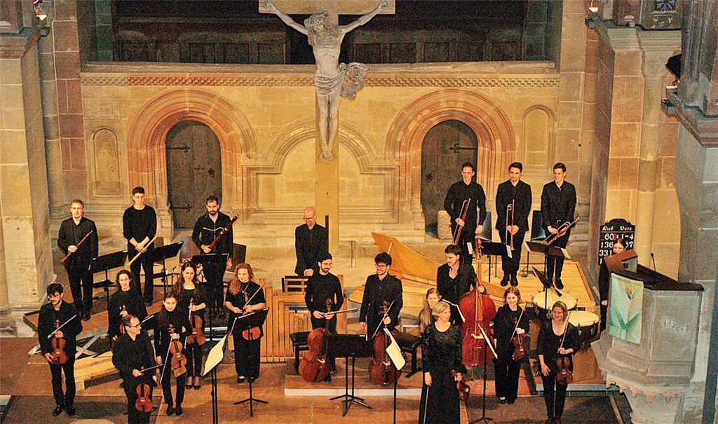 Das Balthasar-Neumann-Orchester und Nachwuchs aus den Reihen der Neumann-Akademie gestalten einen hörenswerten Auftakt der Klosterkonzerte in der Maulbronner Klosterkirche. Foto: Filitz
