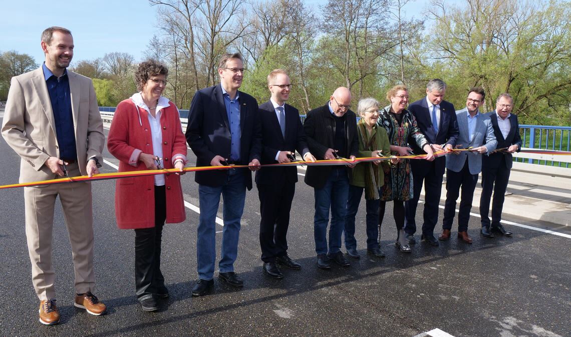 Das Band wird durchschnitten: Bastian Rosenau (v.li.), Sylvia M. Felder, Erik Schweickert, Jens Brandenburg, Winfried Hermann, Stefanie Seemann, Birgit Mertens, Hans-Ulrich Rülke, Peter Boch und Rainer Semet. Foto: Friedrich