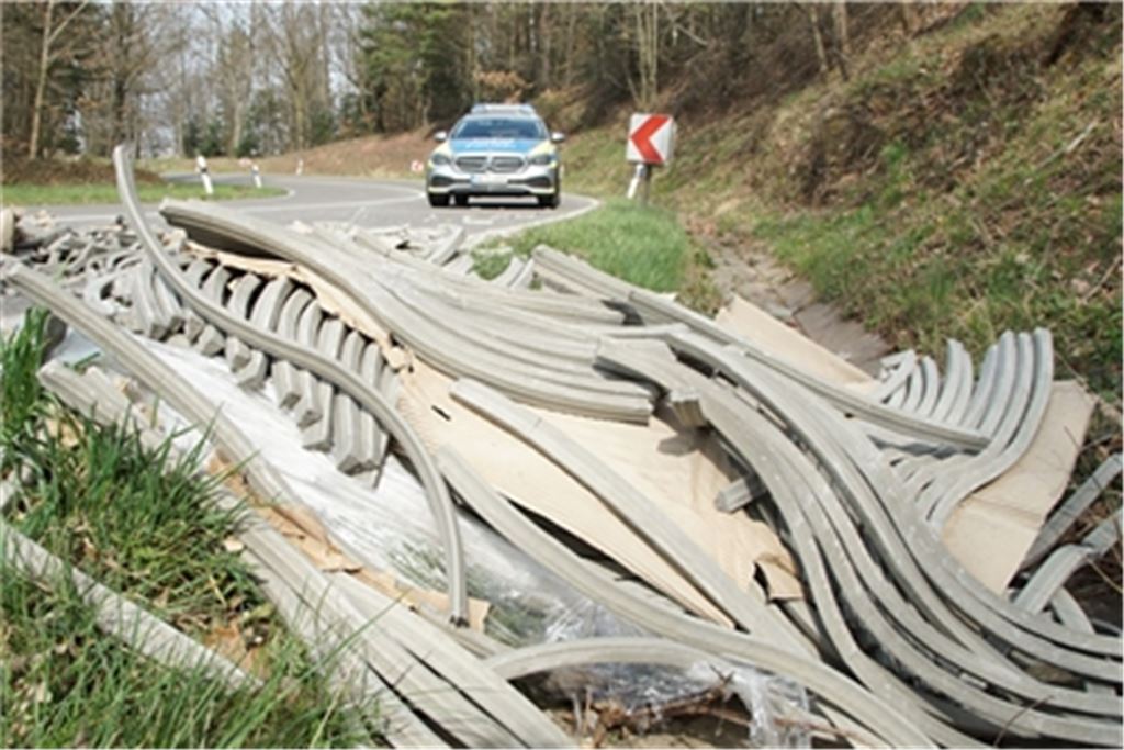 Das Baumaterial landet teils auf der Straße und teils im Graben. Foto: Einsatz-Report 24