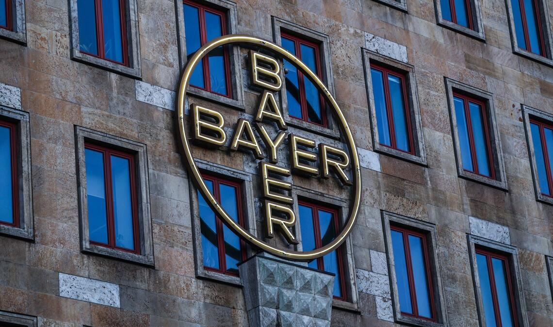 Das Bayerlogo an einem Verwaltungsgebäude in Leverkusen.
