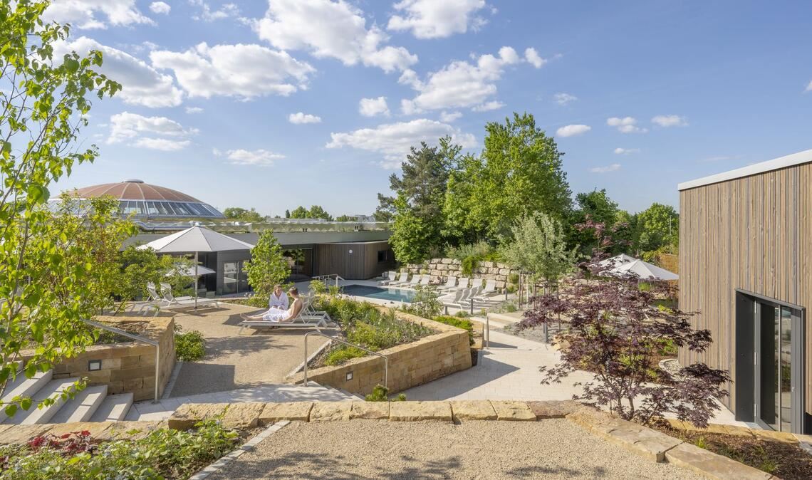 Das Behnisch Architekturbüro aus Stuttgart hat in Winnenden das Wunnebad saniert – mit Außensauna. Das Freibad hat montags bis freitags ab 7 Uhr geöffnet, am Wochenende und feiertags ab 10 Uhr. Das Hallenbad öffnet zu den selben Uhrzeiten – nur montags hat es lediglich in den Schulferien geöffnet. Die Adresse: Albertviller Straße 56 in 71364 Winnenden.