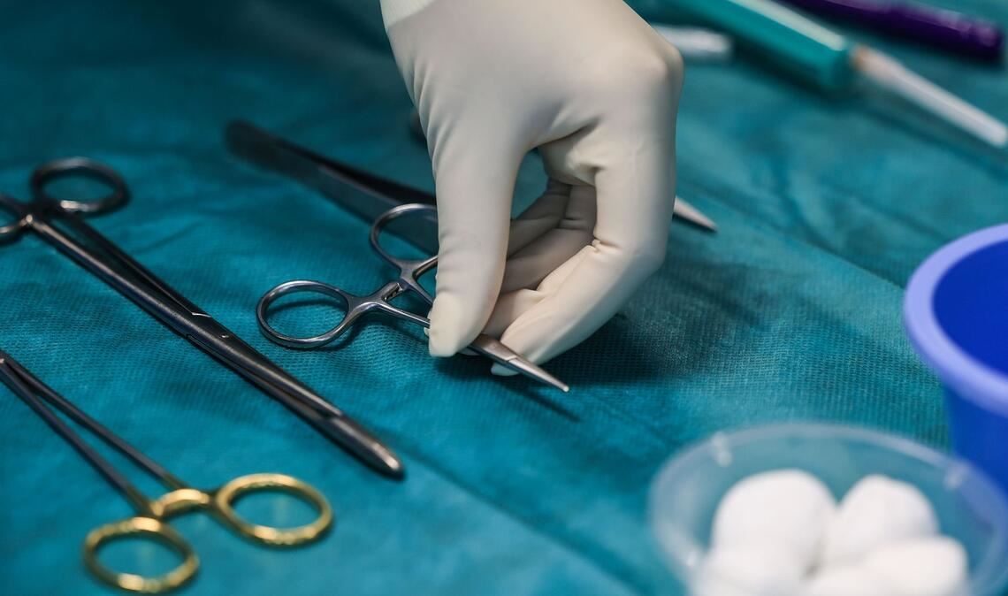 Das Besteck in der Chirurgie ist einer Expertin zufolge eher auf Männerhände ausgelegt.