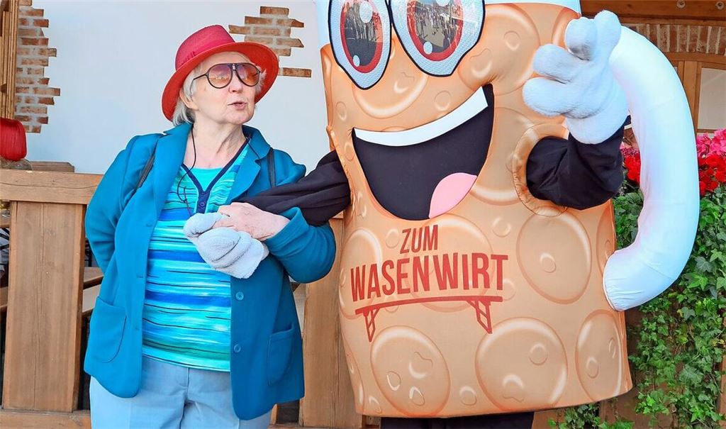 Das Bierkrugmaskottchen ist ein Publikumsmagnet.