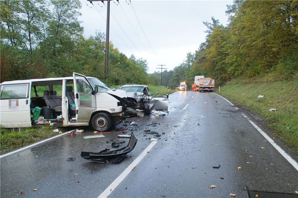Maulbronn: schwerer Frontalzusammenstoss dreier Fahrzeuge - zwei Personen schwer, eine Schwerstverletzt