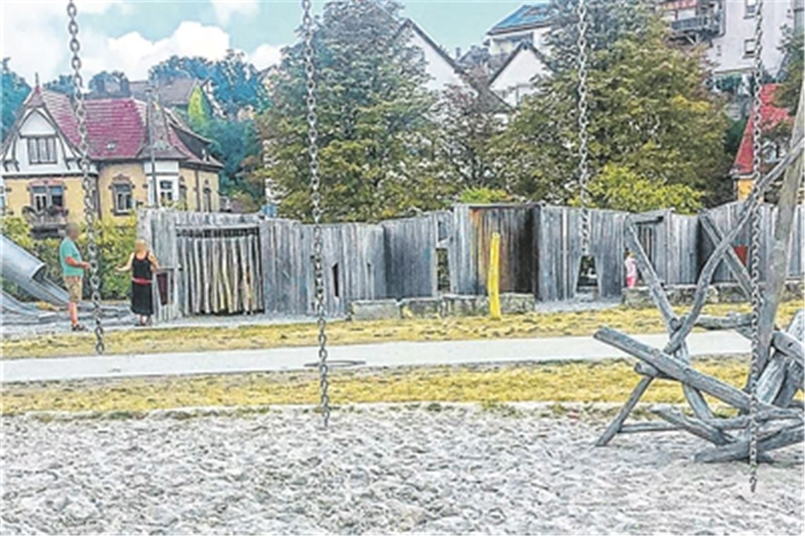 Schaukelketten auf Spielplatz in den Enzgärten durchtrennt Das Bild einer Leserin zeigt die unschöne Überraschung am Dienstagvormittag. Eine Stunde später war eine Schaukel sowie die Kleinkindschaukel schon ausgetauscht. Foto: privat