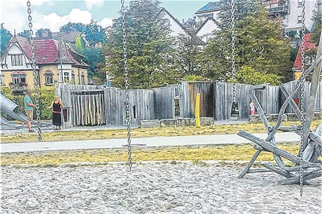 Das Bild einer Leserin zeigt die unschöne Überraschung am Dienstagvormittag. Eine Stunde später war eine Schaukel sowie die Kleinkindschaukel schon ausgetauscht. Foto: privat