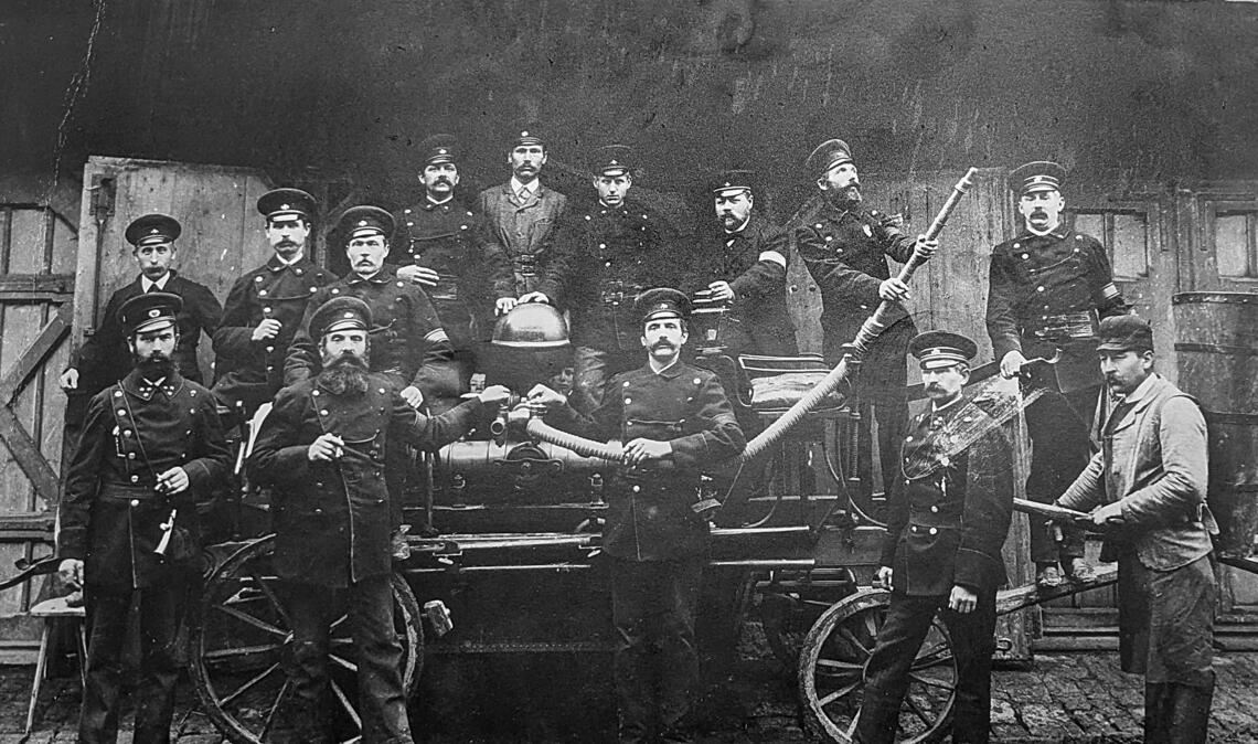 Das Bild wurde vor knapp 100 Jahren aufgenommen. Den Spritzenwagen gibt es heute noch. Fotos: Feuerwehr/Steigleder